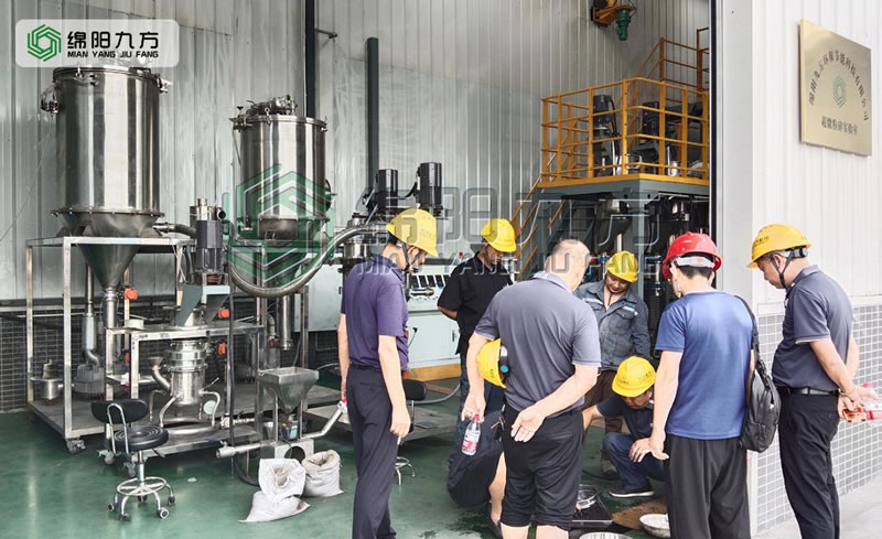 四川某新材料公司代表应邀到访绵阳九方开展金属混合材料粉碎分级实验